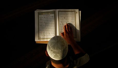 Muslimský chlapec studuje korán. Ilustraní foto