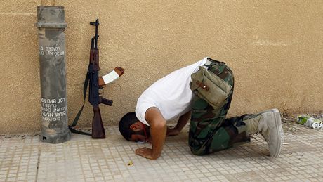 Libyjsk vzbouenec se modl v Tripolisu