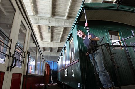 V tramvajovém depozitái v Brn-Líni se nachází est desítek vozidel (na