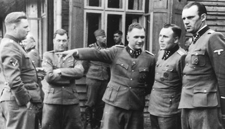 Nacistití dstojníci (zleva) Josef Kramer, velitel tábora Bergen-Belsen, Dr.
