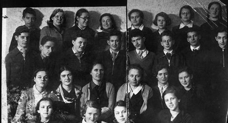 kolní snímek Leny Muchinové (tetí zleva v horní ad) a jejích spoluák týden ped nacistickou okupací (erven, 1941)