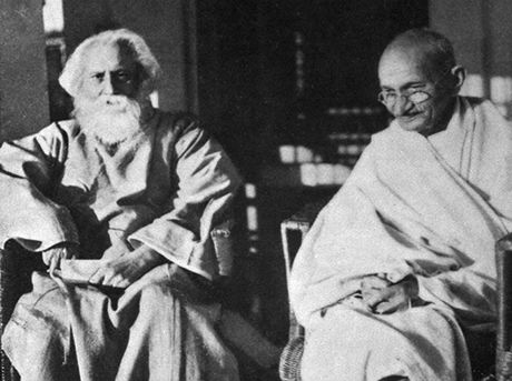 Gándhí (vpravo) se spisovatelem Rabíndranáthem Thákurem (1861-1941) 