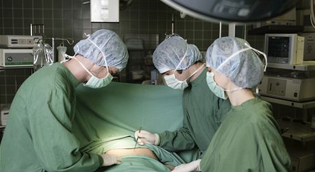 Lékai v nemocnici Privamed operují vymknutou klíní kost novou etrnou metodou. (Ilustraní snímek)