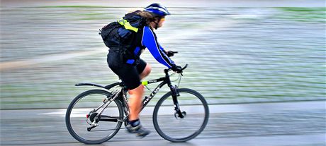 Na kole nebo vedle kola? V umperku se zabývají otázkou, zda nechat cyklisty jezdit pí zónou i pes den. (Ilustraní snímek)