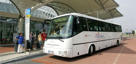 Autobus spolenosti Orlobus v terminálu hromadné dopravy v Hradci Králové