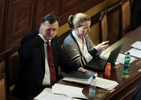 Premiér Petr Neas a vicepremiérka Karolína Peake bhem zasedání Snmovny (6.