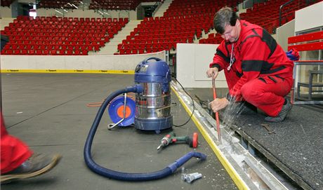 Technik Jan Jirava osekává led na místech, kde ji byly odstranny mantinely,