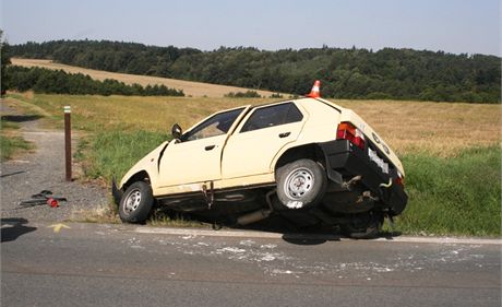 idi kody Favorit se snail vyhnat vosu z auta. V obci Blov skonil se svm