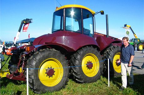 Traktor se esti koly na výstav zemdlské techniky