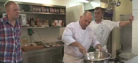 Zdenk Pohlreich vysvtluje kuchai i majitelm, e seznn menu z kvalitnch