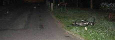Cyklista se srazil s osobním autem. Ilustraní snímek