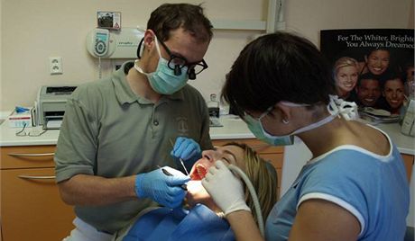 Zubní léka MUDr. tpán Gála - Zuba MUDr. tpán Gála vyetuje pacientku.