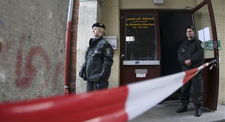 Policisté steí islámské kulturní centrum v Berlín, kde pebývali dva mui podezelí z atentátu (8. záí 2011).