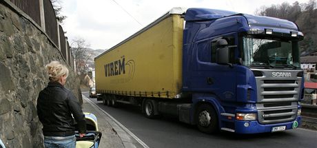 Perovskou místní ást Kozlovice suovaly tké kamiony, které se tudy vyhýbaly mýtnému. Po dvou letech si nakonec místní vybojovali zákaz vjezdu kamion nad 12 tun. (ilustraní snímek)