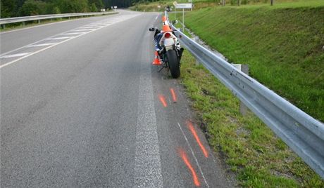 Policie hledá svdky, kteí sobotní sráku dvou motorek s cyklistou vidli. (ilustraní snímek)