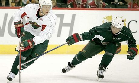 ZKUENOSTI Z NHL: Petr Kalus (vpravo) si zahrál v Minnesot. Na snímku bhem tréninku s finskou hvzdou Mikko Koivuem