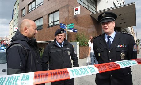 Lupi pepadl Komern banku ve Zln, uvnit nechal bombu. Policie hld