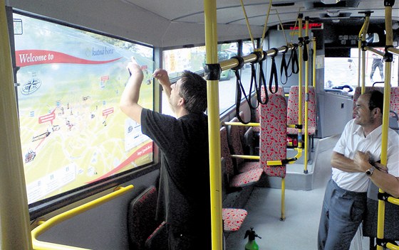 Orientaní plán Kutné Hory je na boním okn tí autobus, které jezdí pes