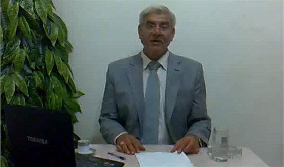 Státní zástupce Adnan Bakúr oznamuje svojí rezignaci.