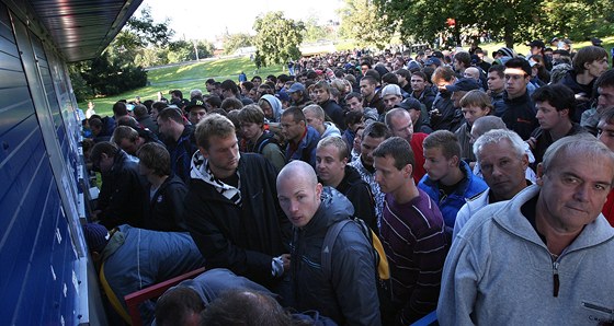 Fronta zájemc o lístky na Ligu mistr u stadionu v Plzni