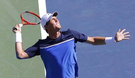 PODÁNÍ. eský tenista Tomá Berdych práv podává v utkání druhého kola US Open.