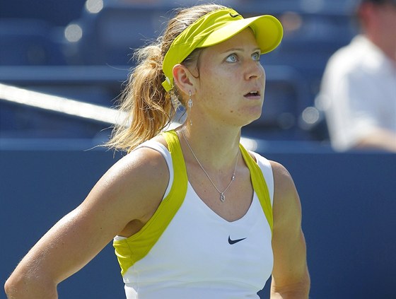NECHÁPU TO. eská tenistka Lucie afáová nevícn hledí na výsledkovou
