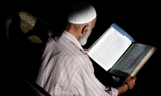 Muslim pedítá vere z koránu (ilustraní foto).