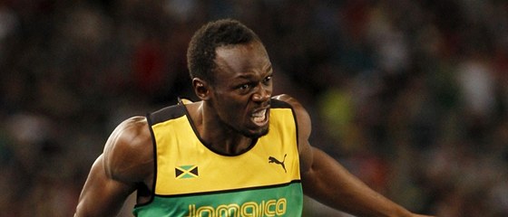 PEKVAPENÍ NEPIPUSTIL. Usain Bolt probíhá vítzn cílem finálového závodu na