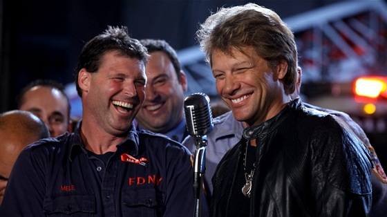 Jon Bon Jovi s hasiem Dominikem Melem na newyorského stanici