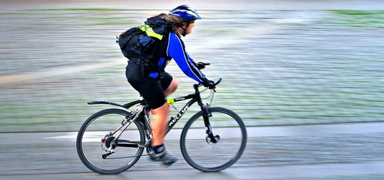 Na kole nebo vedle kola? V umperku se zabývají otázkou, zda nechat cyklisty jezdit pí zónou i pes den. (Ilustraní snímek)