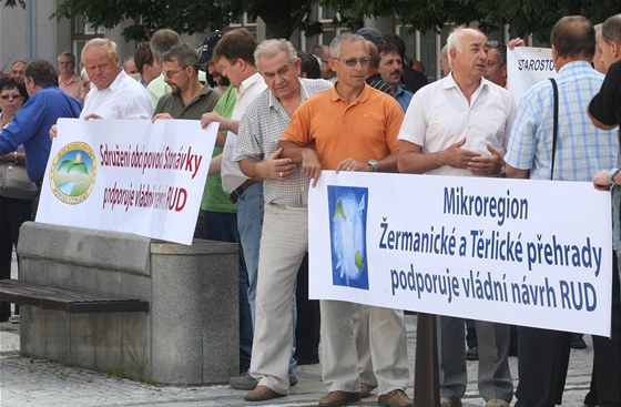 Starostové z obcí a meních mst na protestním mítinku ped ostravským