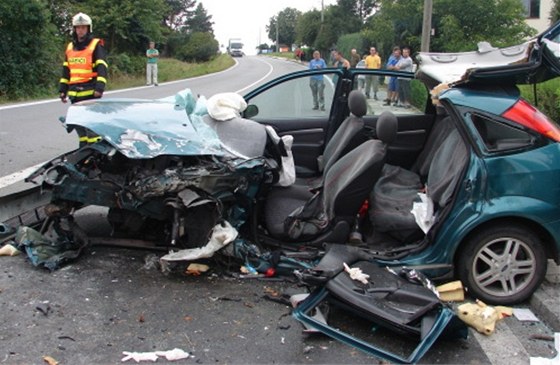 Nehoda Fordu Focus a nákladního vozu Avia u Klimkovic