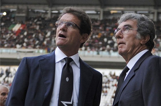 Fabio Capello (vlevo) a legendární italský branká Dino Zoff .