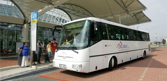 Autobus spolenosti Orlobus v terminálu hromadné dopravy v Hradci Králové