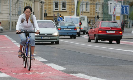 V Jihlav dosud nejsou ervené pruhy pro kola jako teba v Hradci Králové, odkud je tento snímek. Ke konfliktm mezi cyklisty a idii proto me dojít snáze. Ilustraní snímek.