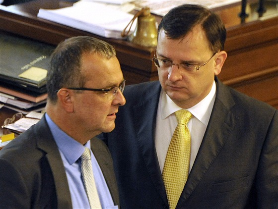 Premir Petr Neas a ministr financ Miroslav Kalousek na schzi Poslaneck