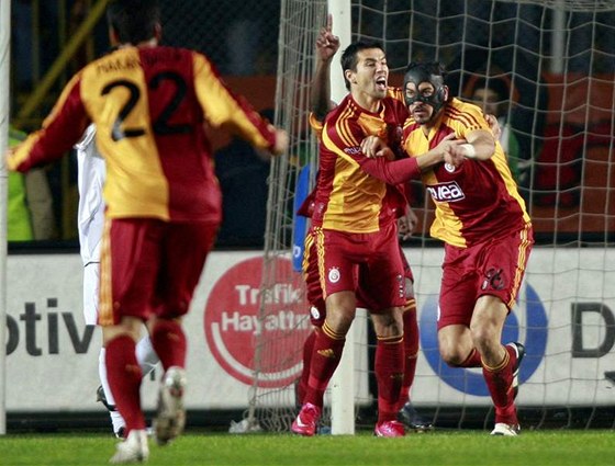 Milan Baro slaví se spoluhrái z Galatasaraye Istanbul branku.