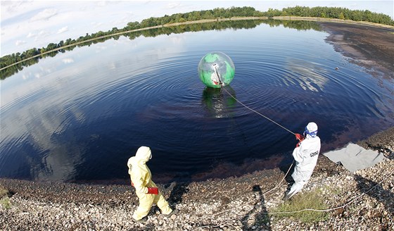 Greenpeace provozují zorbing na peerpávací nádri Lhotka