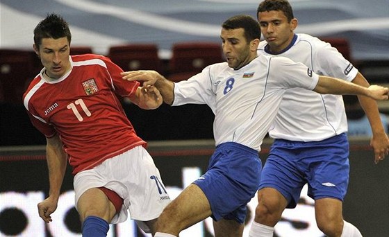 futsal esko - Ázerbájdán: Michal Belej (vlevo) bojuje s Biro Jadem. 