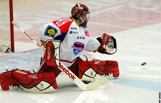 ZÁKROK. Budjovický branká Jakub Ková zasahuje v extraligovém zápase.