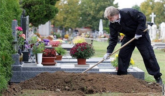 Zkouka zaínala kopáním hrobu.