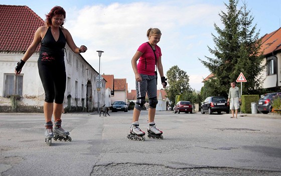 Inline bruslai pejídjí pes Bavorovice po komunikacích s rozbitým asfaltem.