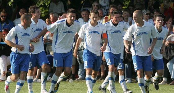 Fotbalisté Pevýova krátce poté, co Jarchovský vstelil Slavii první gól.