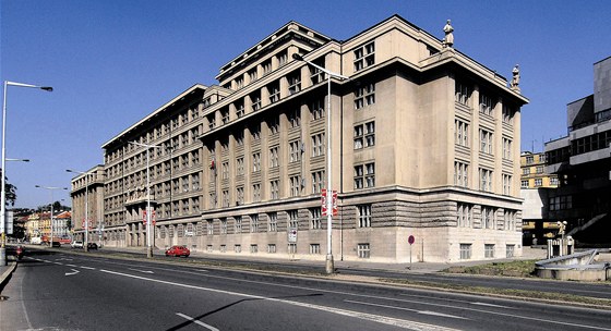 Souasnou budovu radnice, která stojí na nábeí Kapitána Jaroe, pronajímá Praze 7 ministerstvo financí. Úad se z ní musí vysthovat do konce roku 2015.