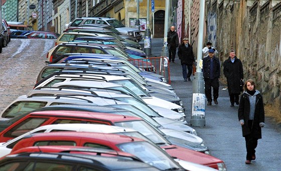Pilotní projekt má mstu ukázat, zda má nový systém parkovacích zón v Praze smysl.