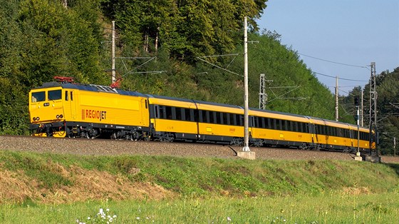 Spolu se lutými vlaky RegioJet na tuzemské eleznice dorazila i cenová válka.