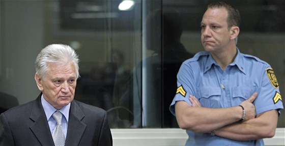 Srbský exgenerál Monilo Perii ped haagským tribunálem (6. záí 2011) 