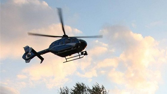 Policejní helikoptéra prohledává pi pátrání po uprchlém vzni terén na okraji Prostjova.