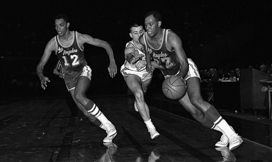 Elgin Baylor (vpravo) z Lakers vyvázl z letecké havárie jako mladíek. Hrozilo