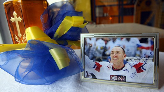 Vzpomínka na zesnulého hokejistu Karla Rachnka u zimního stadionu ve Zlín.